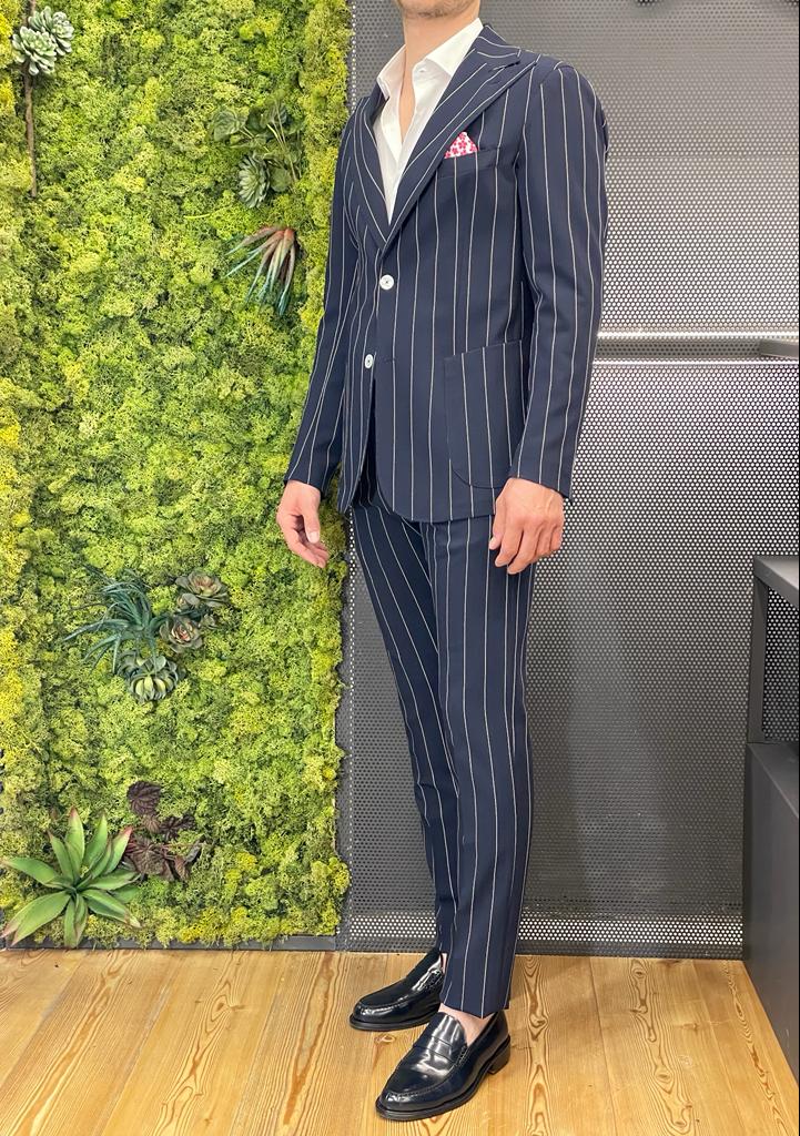 Single-breasted suit in pinstriped cotton