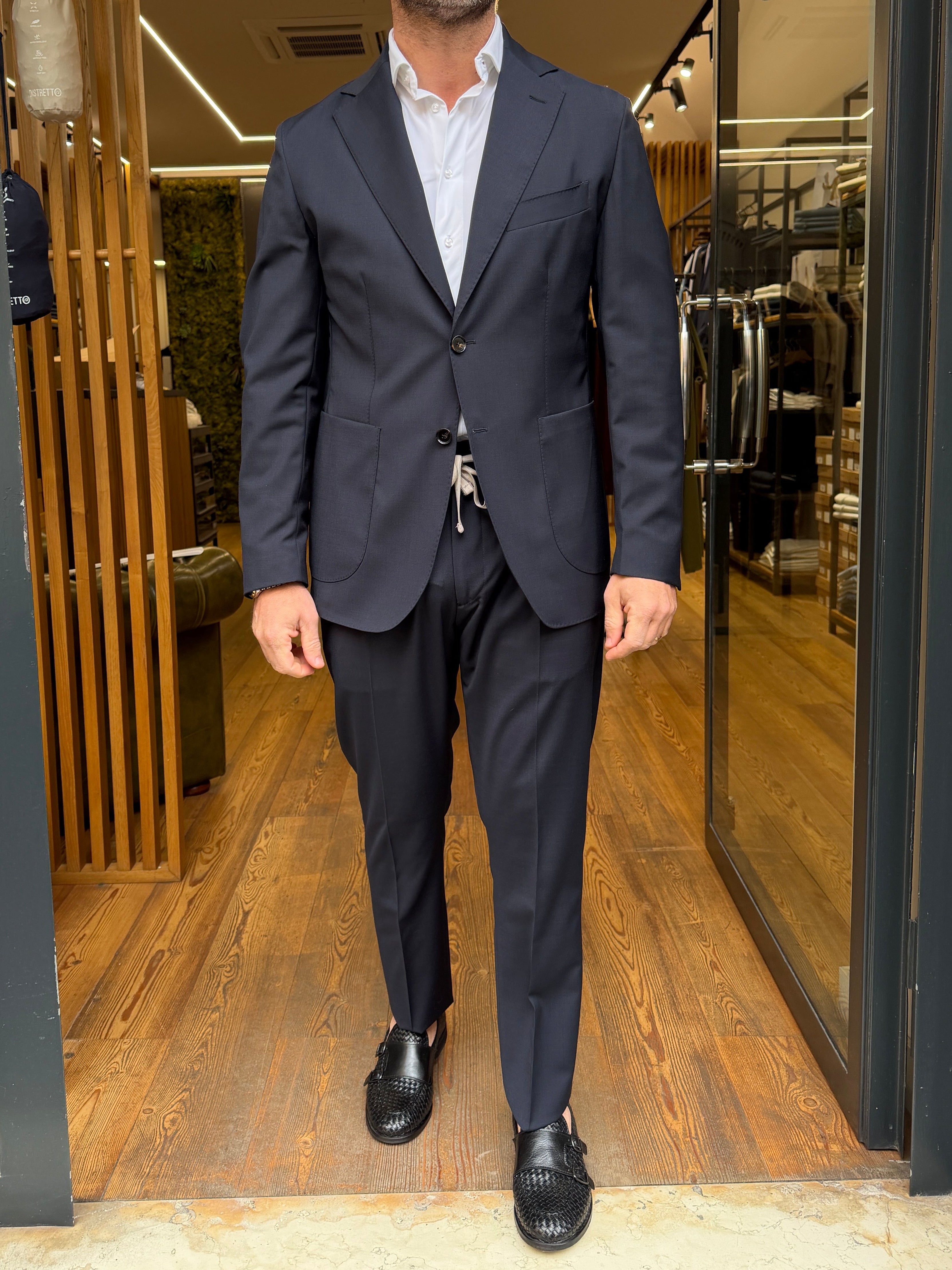 MARTIN ZELO: Abito con giacca monopetto e pantalone con laccetto in vita